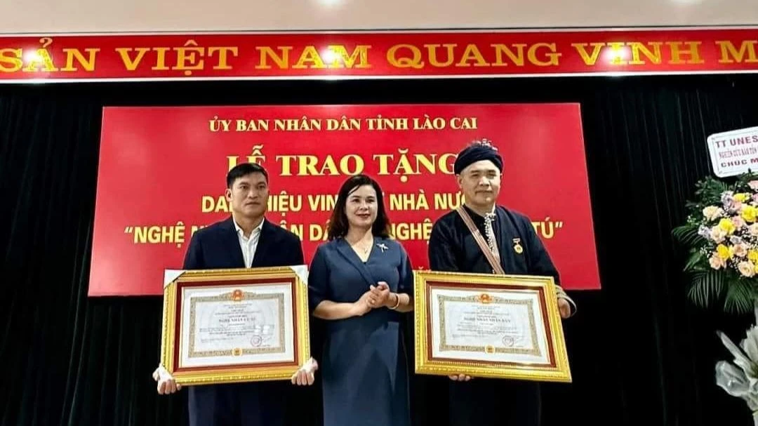 Nghệ nhân Tẩn Vần Siệu nhận danh hiệu Nghệ nhân Nhân Dân năm 2022.