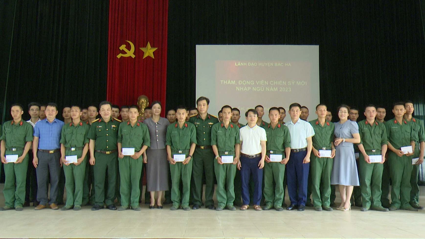 đoàn công tác của UBND huyện Bắc Hà chụp ảnh lưu niện với các chiến sỹ mới tại đơn vị huấn luyện.jpg