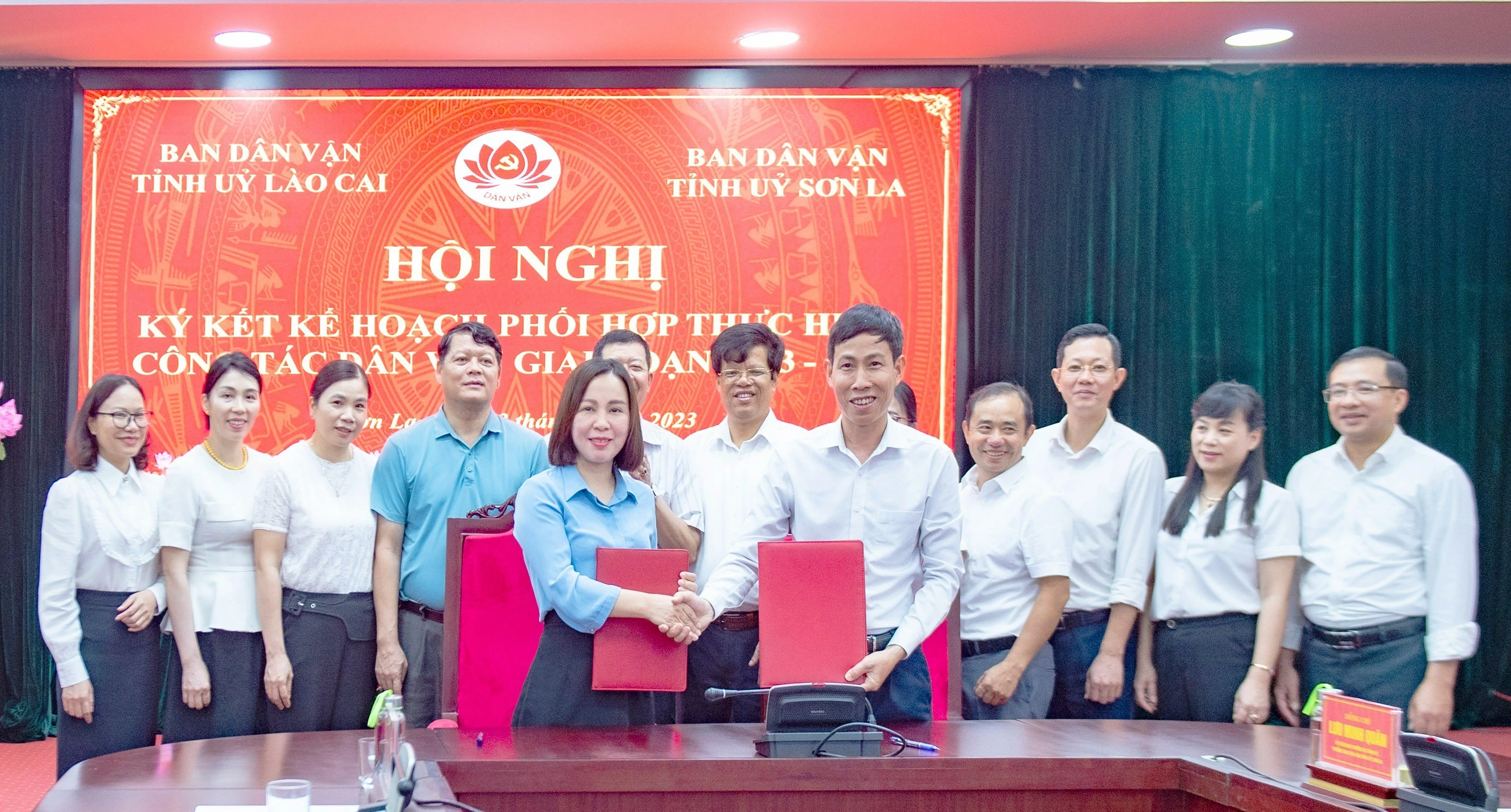 Trao sổ ký kết phối hợp công tác Dân vận.jpg