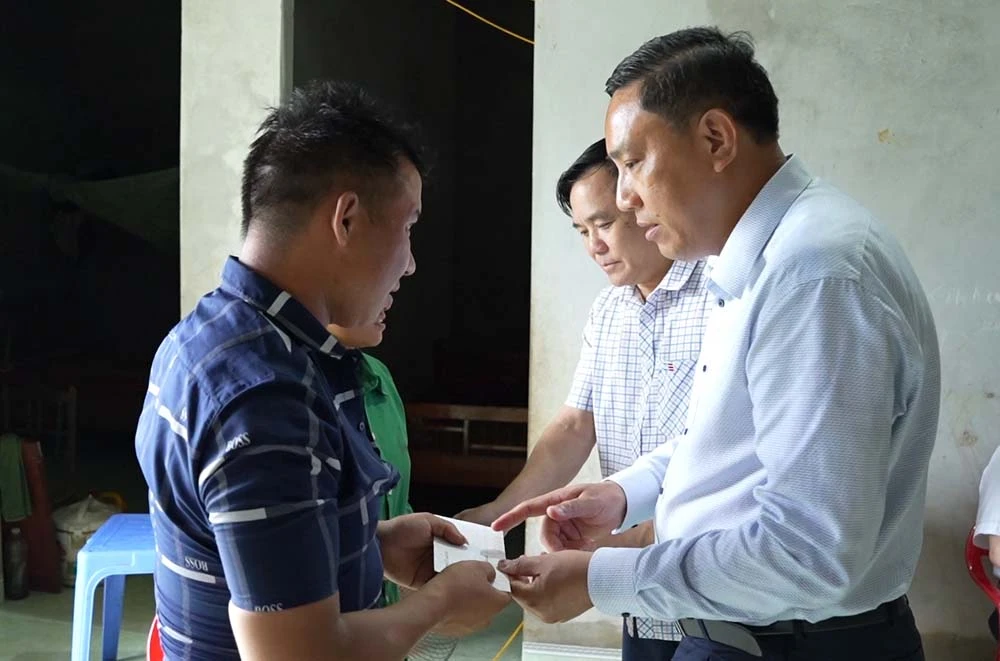 tặng quà động viên gia đình có con bị tử vong do nước cuốn.jpg