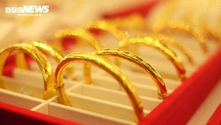 Giá vàng liên tiếp lập đỉnh mới.