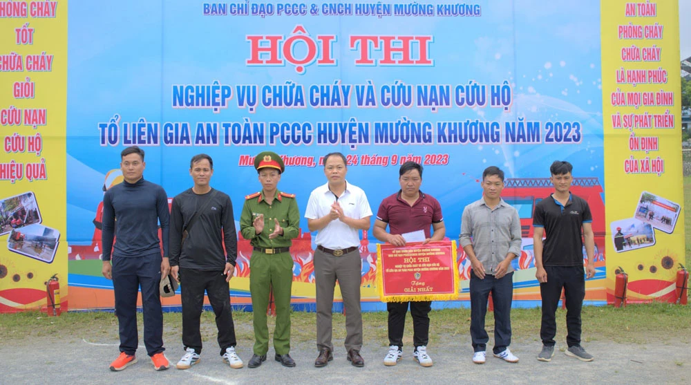 Ban tổ chức Hội thi trao giải nhất cho đội xã Tả Thàng.jpg