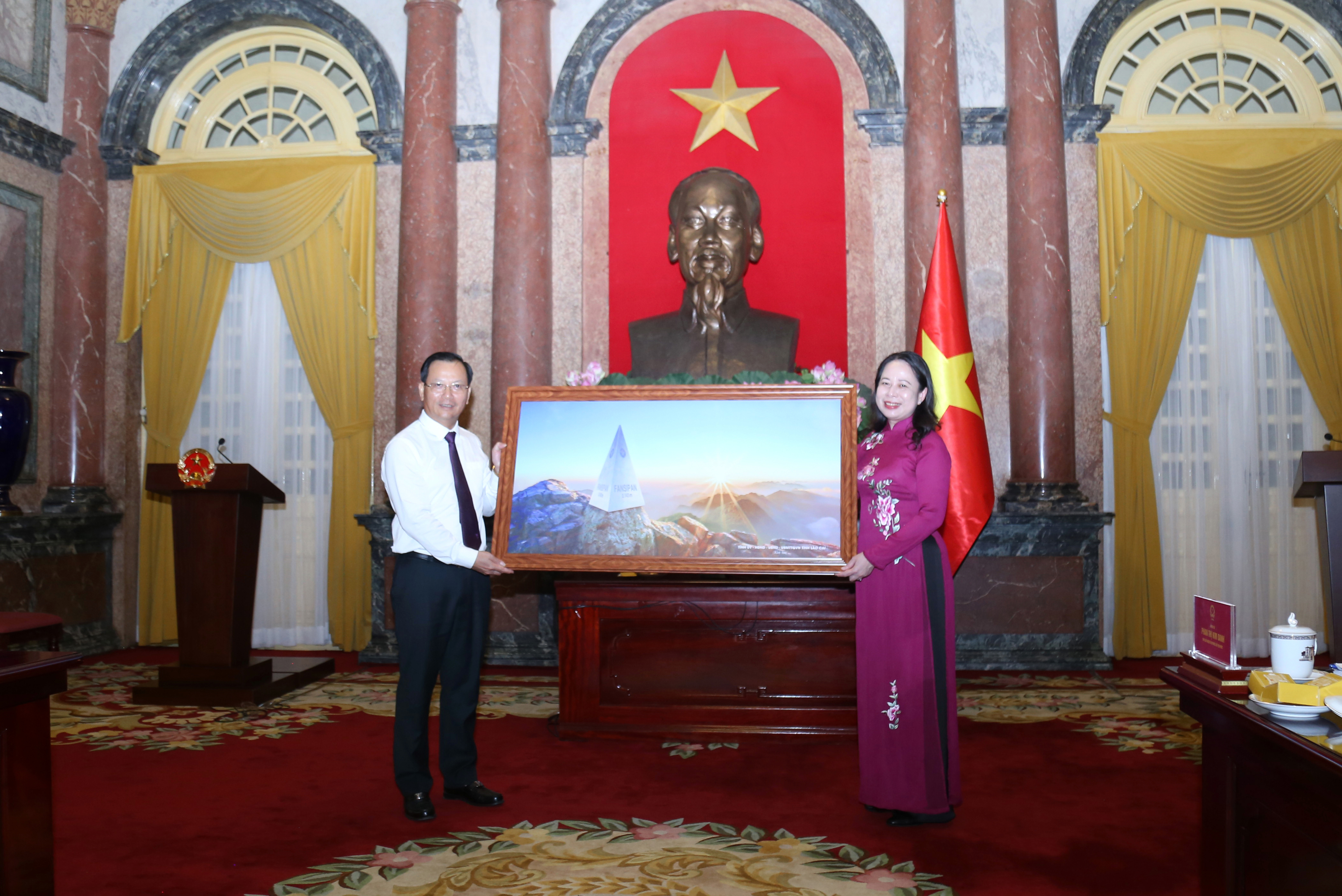 Đồng chí Phó Chủ tịch Thường trực UBND tỉnh Hoàng Quốc Khánh tặng Văn phòng Chủ tịch nước bức ảnh về đỉnh núi Phan Si Păng tại buổi gặp mặt. IMG_6258.JPG