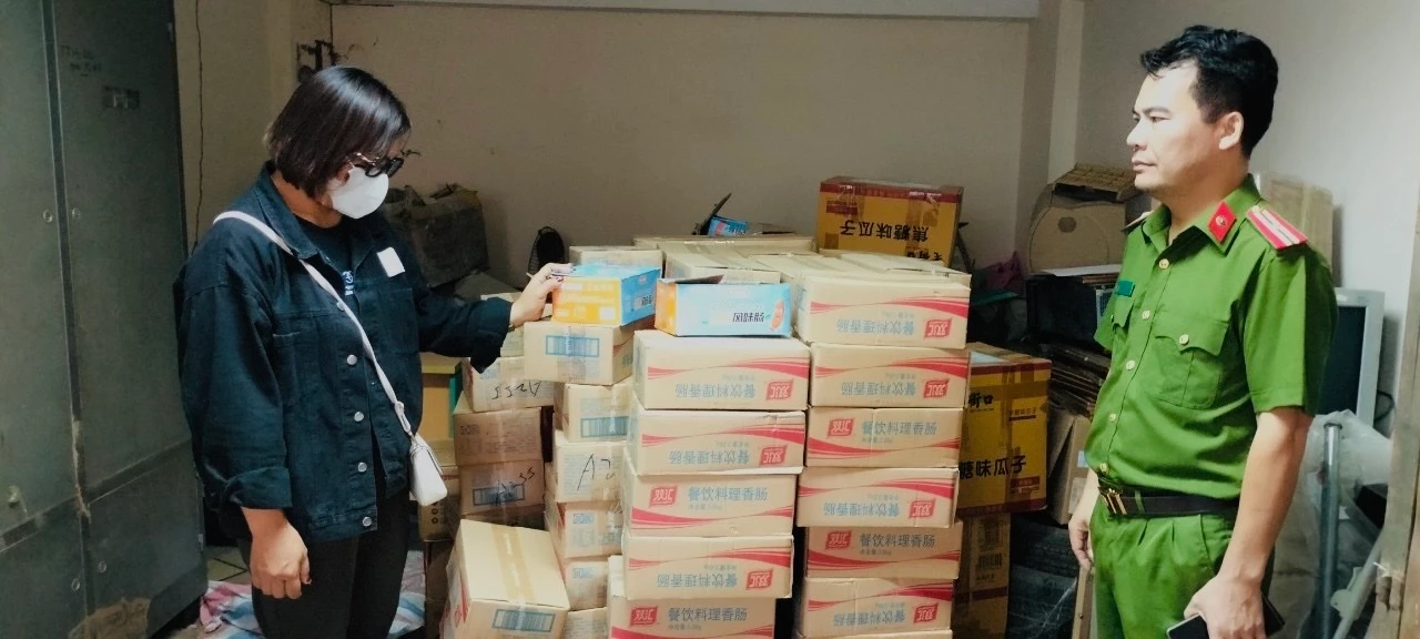 Ảnh 1. Thu giữ 02 lô hàng xúc xích không rõ nguồn gốc xuất xứ (2).jpg