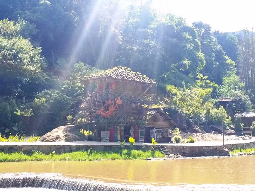 Khung cảnh bản Cát Cát thơ mộng dưới nắng chiều.