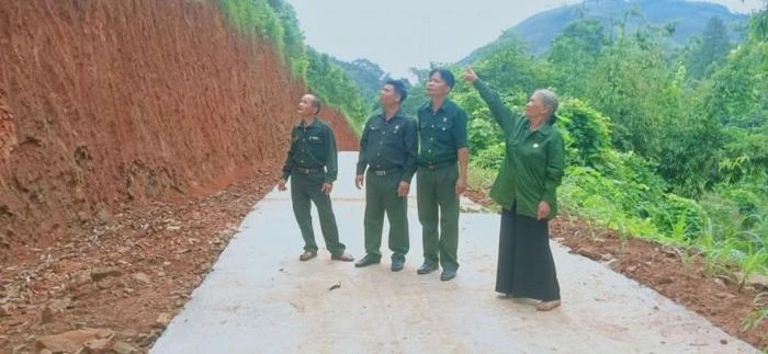 Cựu chiến binh Lê Thị Bích tham gia hiến đất để mở rộng đường giao thông nông thôn.