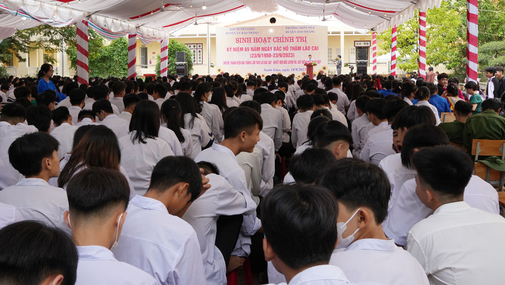 Đông đảo học sinh dự sinh hoạt chính trị. Toàn cảnh học sinh dự sinh hoạt chính trị.JPG