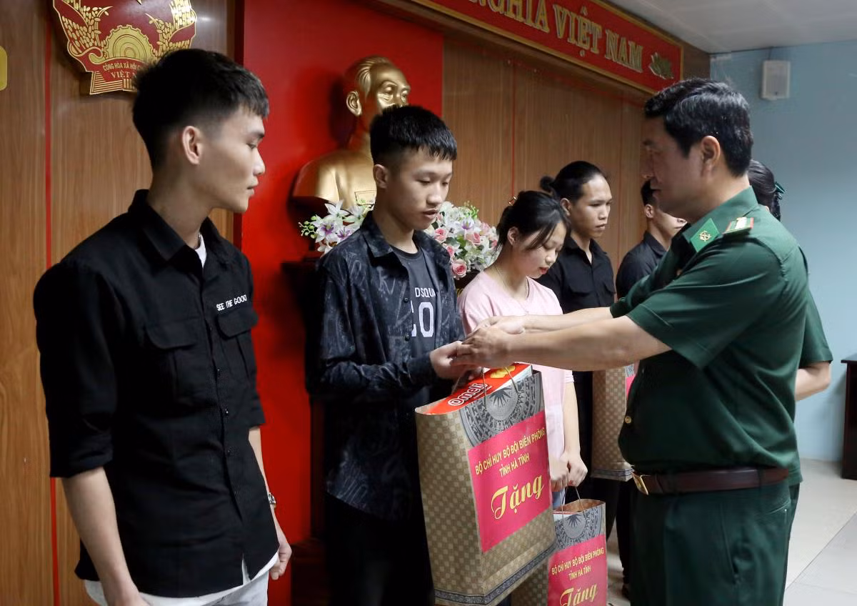 Đại tá Bùi Hồng Thanh, Chỉ huy trưởng BĐBP Hà Tĩnh thăm hỏi, tặng quà các nạn nhân.