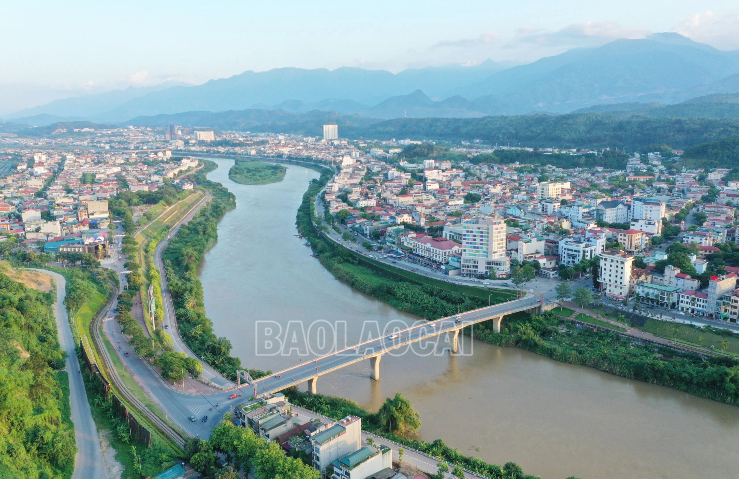Thành phố Lào Cai ngày càng phát triển nơi địa đầu Tổ quốc. Ảnh Dương Toản (thành phố Lào Cai)..jpg
