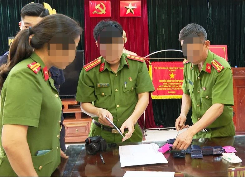 Cơ quan điều tra xem xét tang vật vụ án.