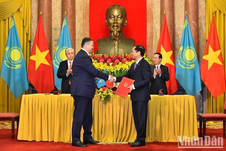 Chủ tịch nước Võ Văn Thưởng và Tổng thống Cộng hòa Kazakhstan Kassym-Jomart Tokayev chứng kiến Lễ ký Hiệp định giữa nước Cộng hòa xã hội chủ nghĩa Việt Nam và nước Cộng hòa Kazakhstan về miễn thị thực cho người mang hộ chiếu phổ thông. Chủ tịch nước Võ Văn Thưởng và Tổng thống Cộng hòa Kazakhstan Kassym-Jomart Tokayev chứng kiến Lễ ký Hiệp định giữa nước Cộng hòa xã hội chủ nghĩa Việt Nam và nước Cộng hòa Kazakhstan về miễn thị thực cho người mang hộ chiếu phổ thông.