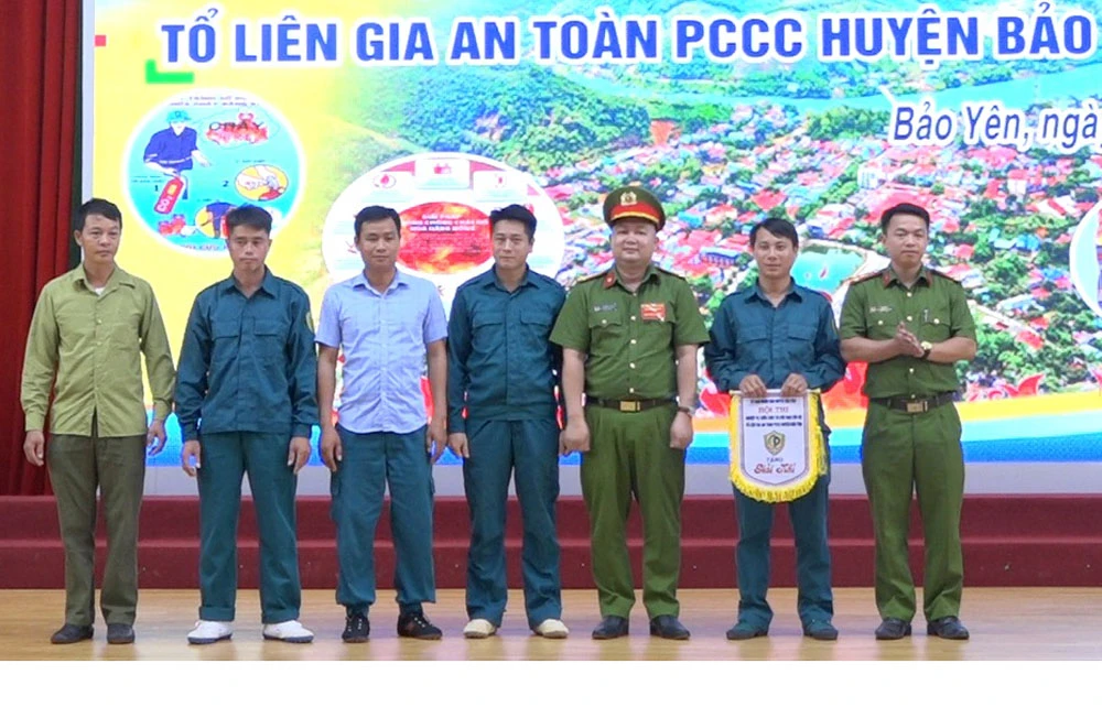 Trao giải nhì cho đội thi xã Điện Quan.jpg