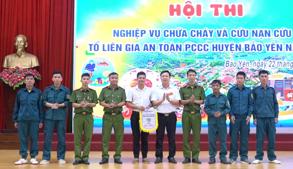 Trao giải nhất cho đội thi xã Kim Sơn.jpg