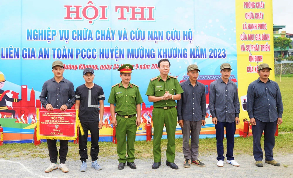 Trao giải nhì cho đội xã Tả Ngài Chồ.jpg