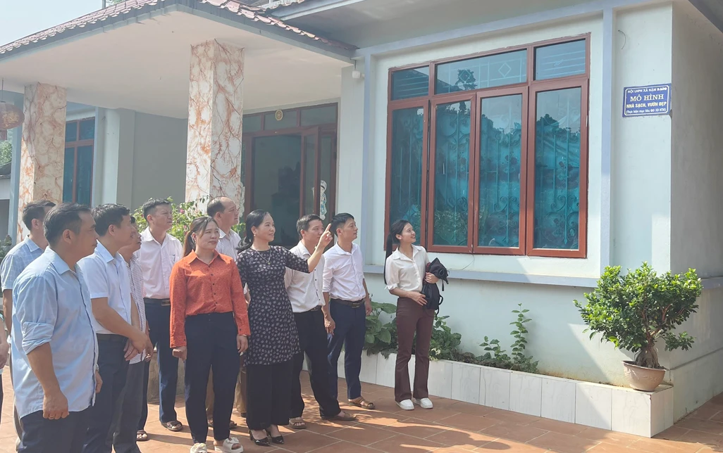 tham quan mo hinh.jpg