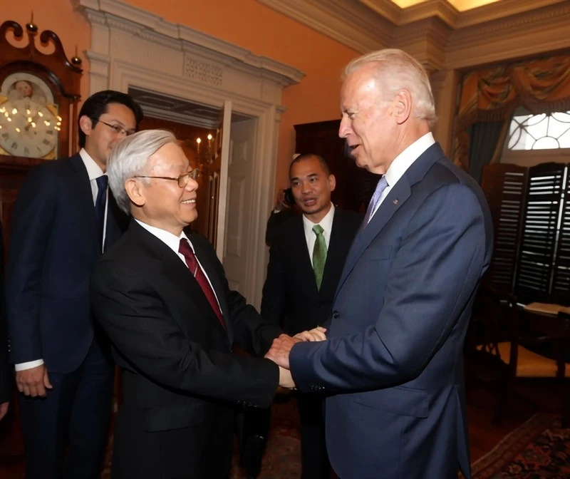 Tổng Bí thư Nguyễn Phú Trọng bắt tay Phó Tổng thống Hoa Kỳ Joe Biden trong chuyến thăm chính thức Hoa Kỳ năm 2015.