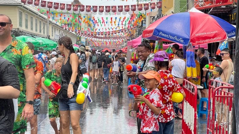 Người dân và du khách tham gia hoạt động té nước trong Tết Songkran ở Bangkok, Thái Lan.