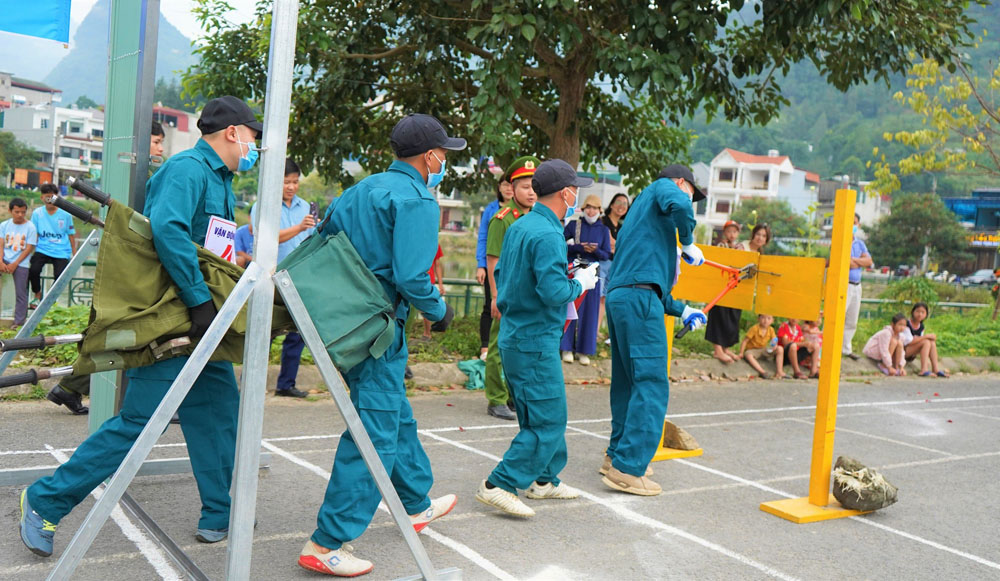 Thực hành phá cửa để cứu người. Thực hành phá cửa để cứu người.jpg