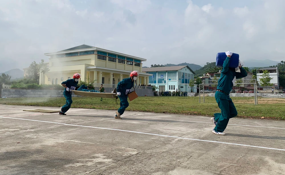 Thực hành nội dung cứu nạn và sơ tán tài sản cho người dân..jpg