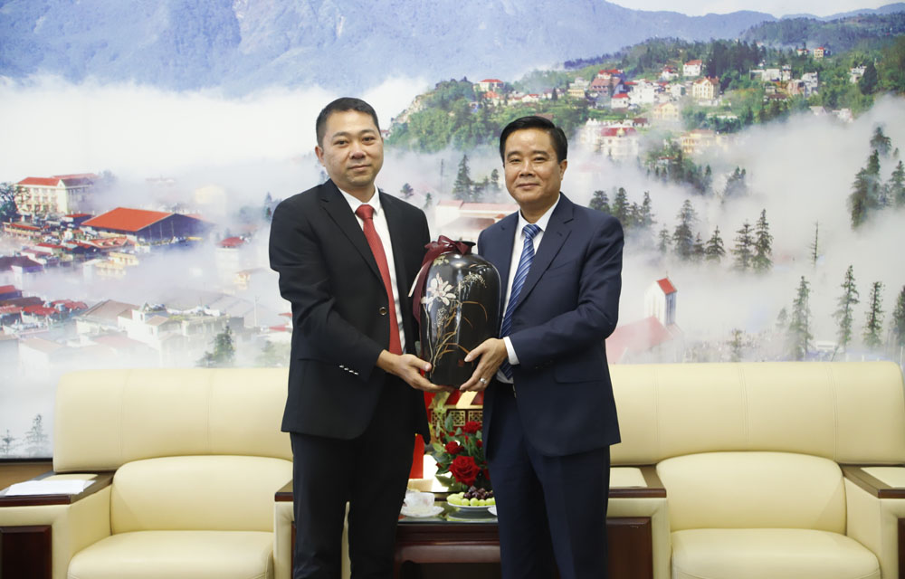 Lãnh đạo huyện Bình Biên tặng quà lưu niệm cho thị xã Sa Pa. _MG_0505.JPG