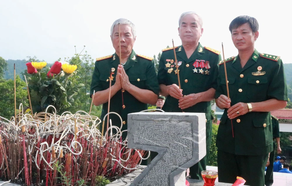 Dâng hương tại Đài tưởng niệm các anh hùng liệt sỹ.jpg