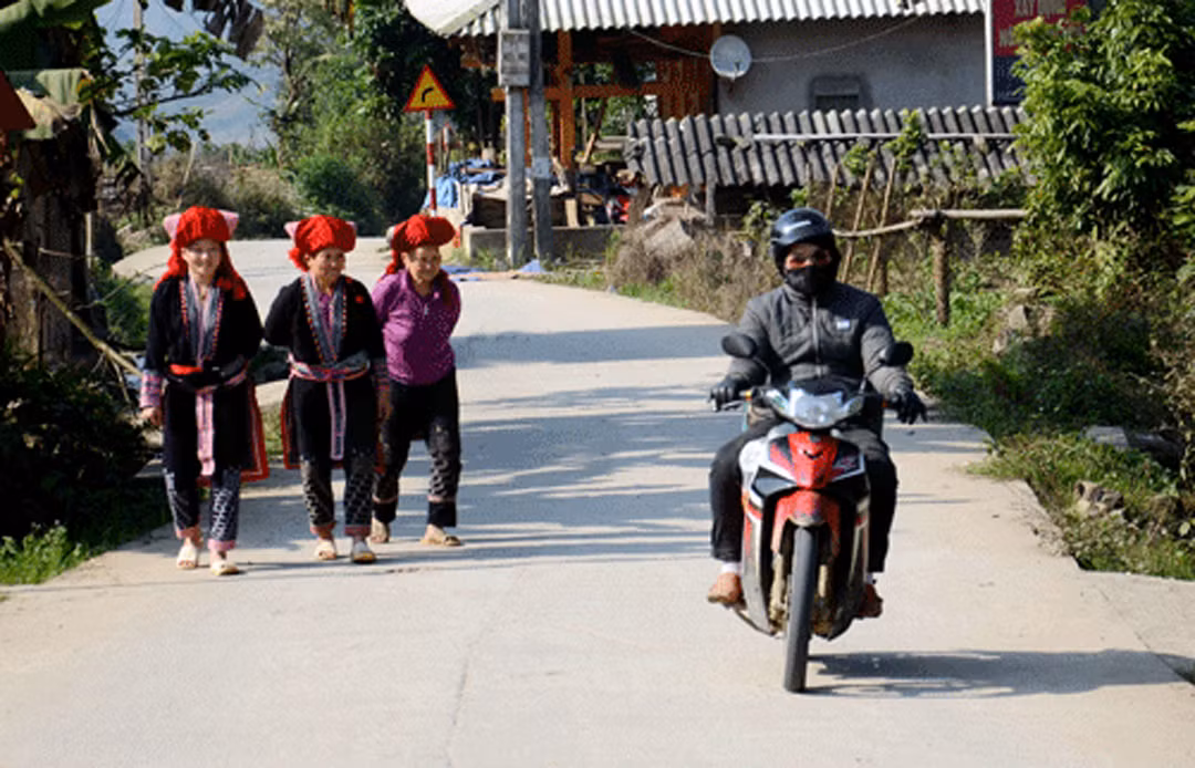 Khi Nhà nước có chủ trương mở rộng đường, nhiều hộ dân trong thôn rất phấn khởi, bởi họ cho rằng con đường được mở rộng sẽ mở ra cơ hội thoát nghèo cho người dân nơi đây.