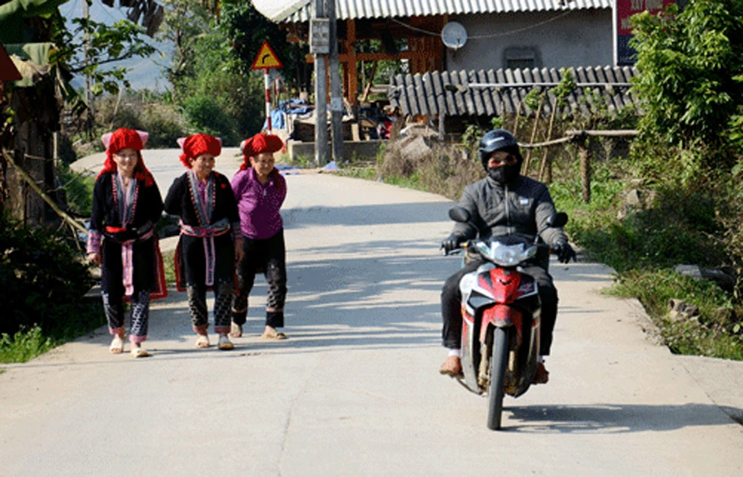 Khi Nhà nước có chủ trương mở rộng đường, nhiều hộ dân trong thôn rất phấn khởi, bởi họ cho rằng con đường được mở rộng sẽ mở ra cơ hội thoát nghèo cho người dân nơi đây.