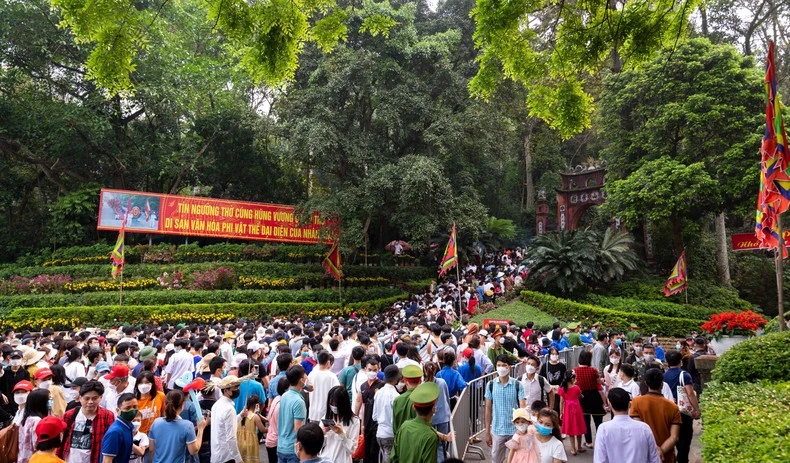 Đông đảo du khách về dâng hương tưởng niệm các Vua Hùng.