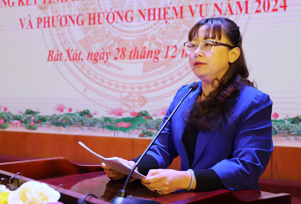 Đồng chí Giàng Thị Dung, Phó Chủ tịch UBND tỉnh phát biểu tại hội nghị. 02-3953.jpg