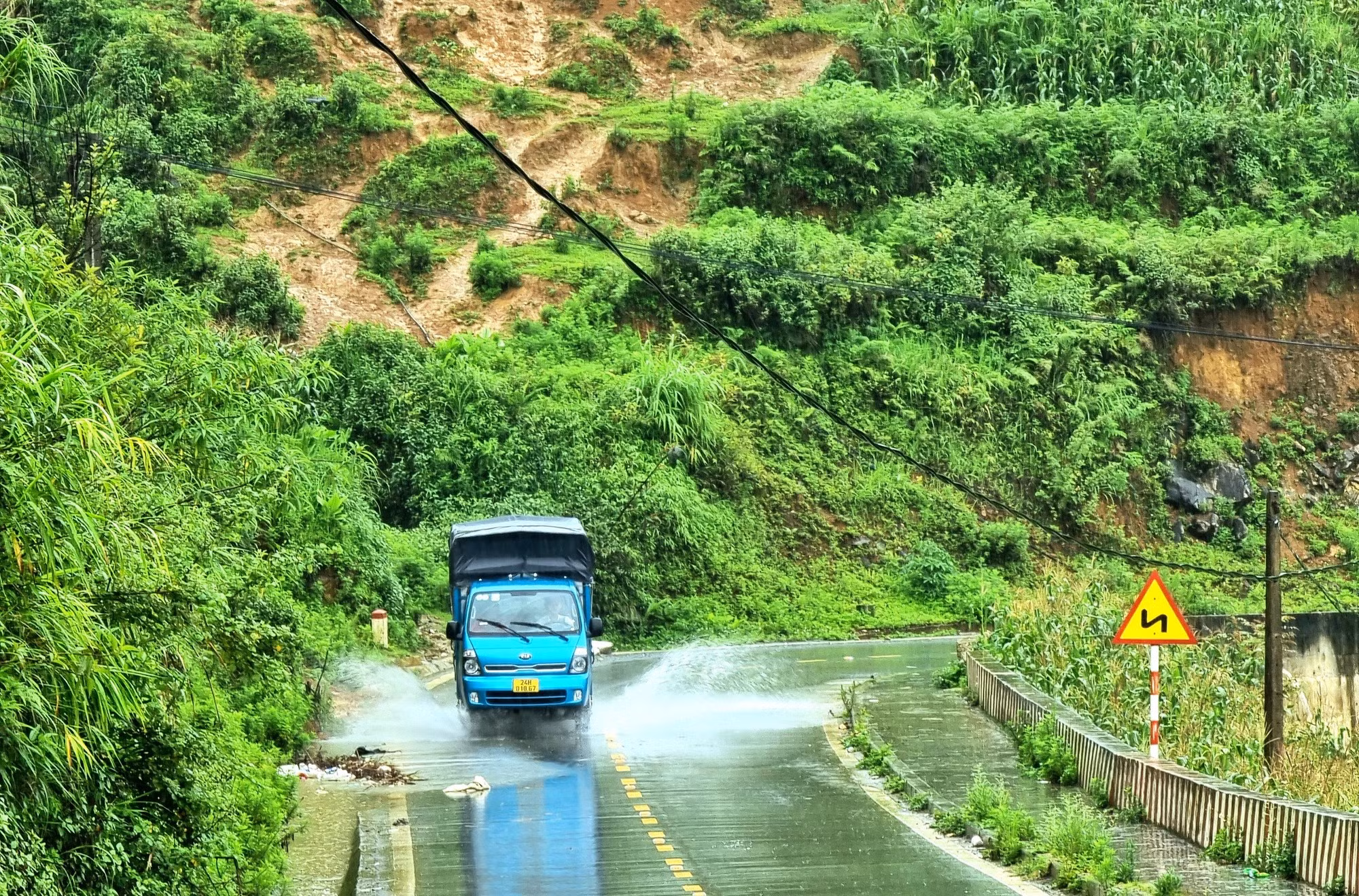 Trời mưa tầm tã khiến đường đi có chỗ ngập nước. Ảnh: Anh Thư