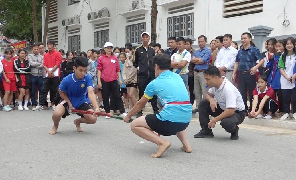 Thi đẩy gậy.jpg