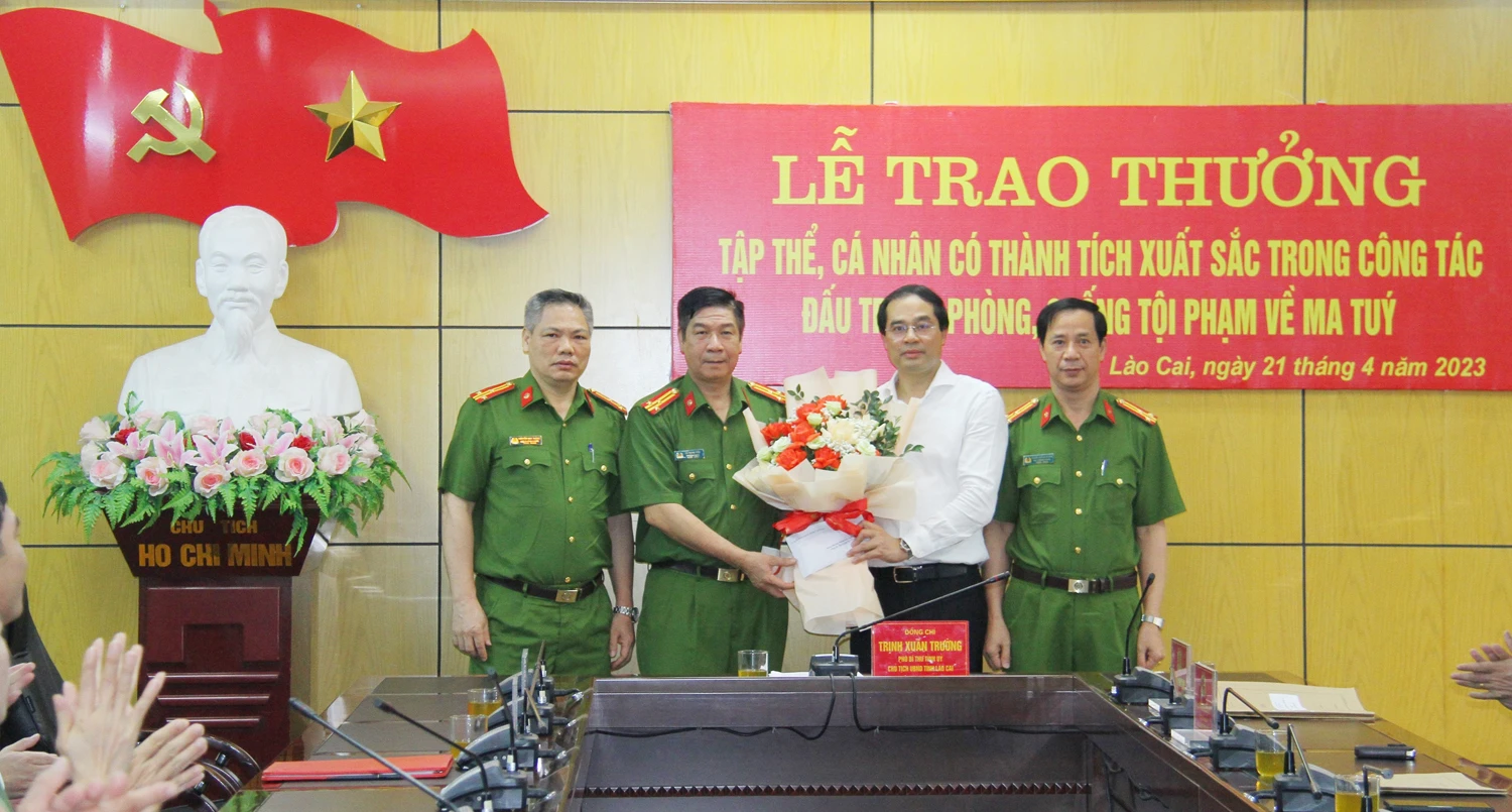 Chủ tịch UBND tỉnh tặng hoa chúc mừng và trao thưởng cho Phòng CSĐT tội phạm về ma túy Công an tỉnh Lào Cai.jpg