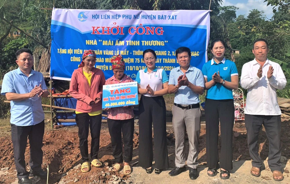 trao biển hỗ trợ kinh phí cho chị Vàng Lở Mẩy.jpg