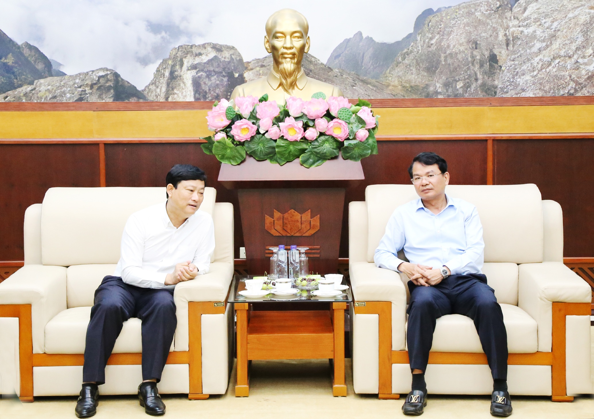 Đồng chí Đặng Xuân Phong, Bí thư Tỉnh ủy Lào Cai và đồng chí Võ Văn Minh, Phó Bí thư Tỉnh ủy, Chủ tịch UBND tỉnh Bình Dương tại buổi tiếp. 111.jpg
