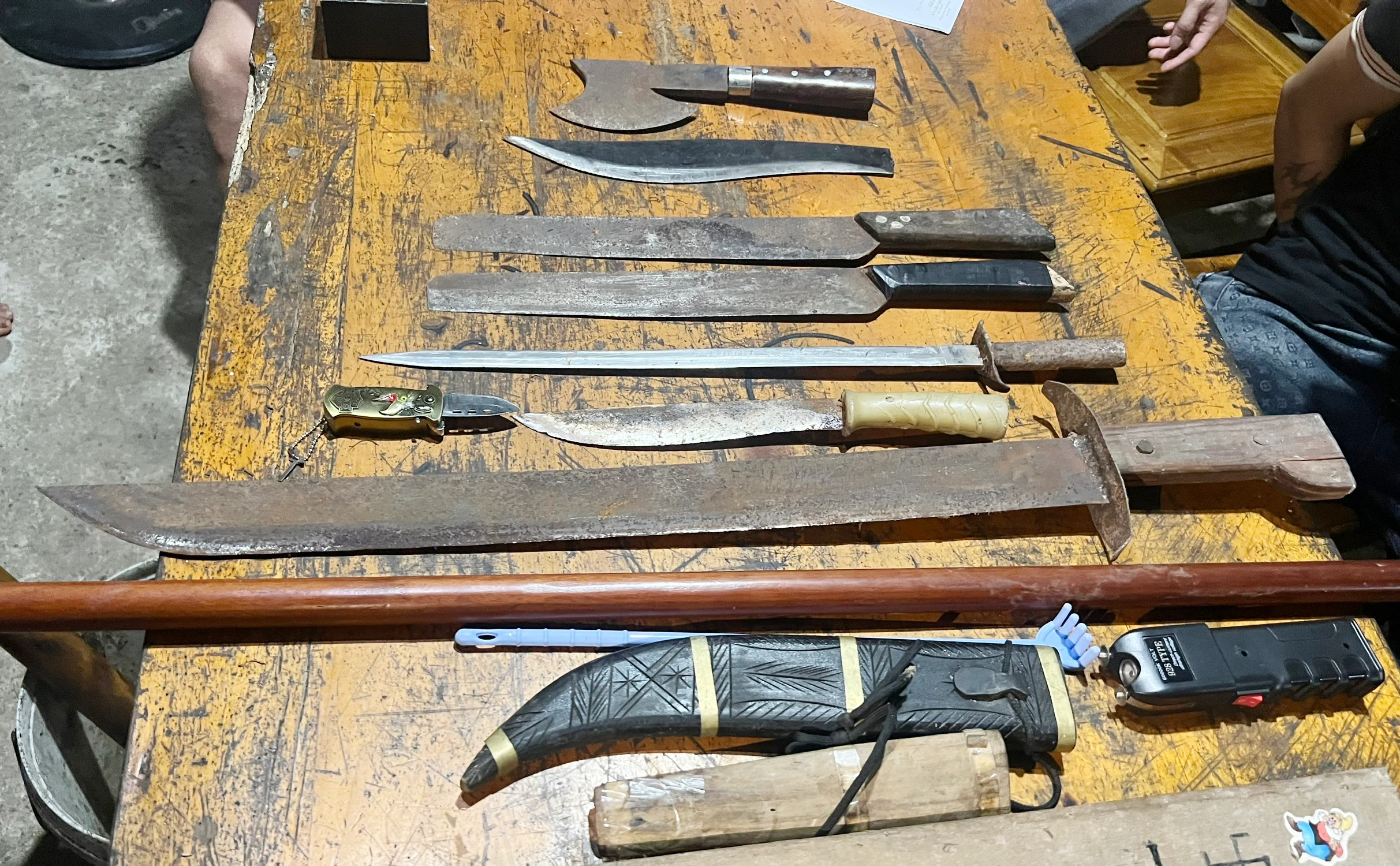 Ảnh 3. vũ khí nóng và công cụ hỗ trợ thu giữ tại nhà đối tượng Ngô Xuân Khoa.jpg