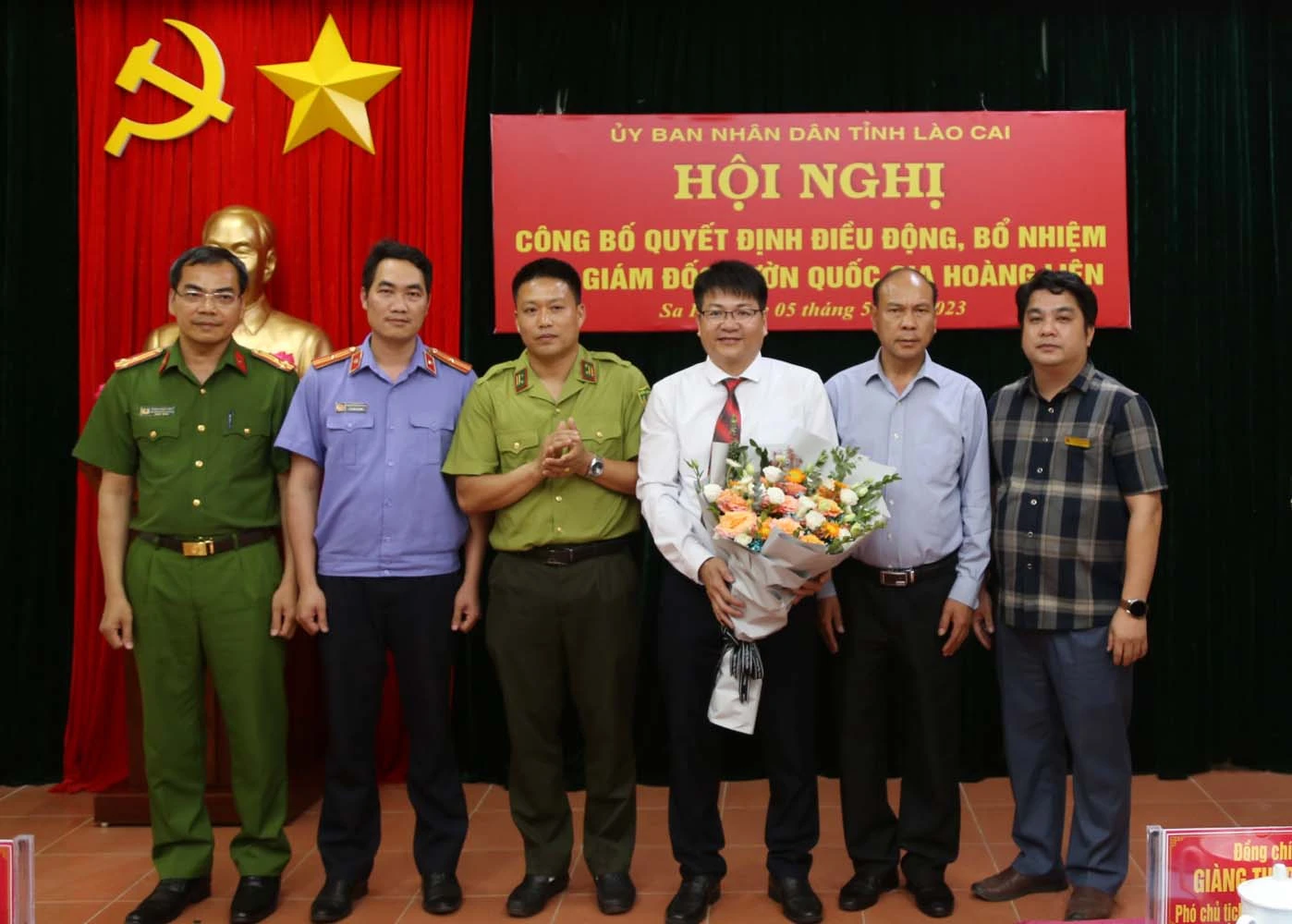 Tặng hoa chúc mừng Tân Phó Giám đốc Vườn Quốc gia Hoàng Liên.jpg