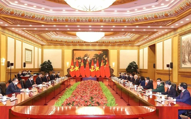 Tờ Trung Quốc Nhật báo nhận định chuyến thăm của Tổng Bí thư, Chủ tịch Trung Quốc Tập Cận Bình tới Việt Nam ngày 12 - 13/12/2023 sẽ đóng vai trò quan trọng trong thúc đẩy quan hệ song phương. Ảnh: Tổng Bí thư Nguyễn Phú Trọng hội đàm với Tổng Bí thư, Chủ tịch Trung Quốc Tập Cận Bình tại Bắc Kinh, Trung Quốc ngày 31/10/2022.