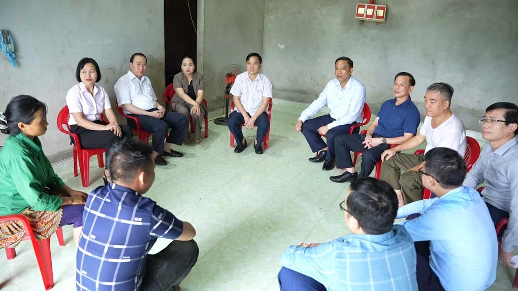 thăm gia đình có con bị nước cuốn.jpg