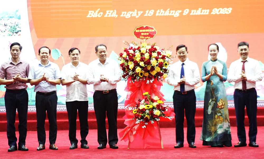 Lãnh đạo tỉnh Lào Cai tặng hoa chúc mừng huyện Bắc Hà. 2.JPG