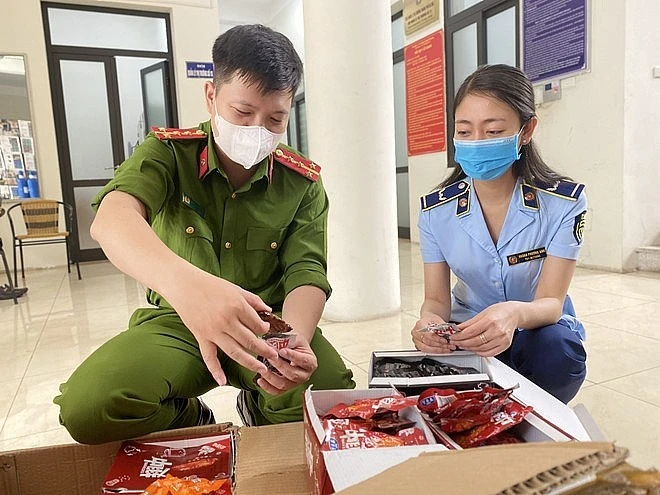 Kiểm tra bên trong, lực lượng chức năng cho biết chỉ thấy xộc lên mùi phụ gia thực phẩm mà không biết đó là gia vị tẩm ướp gì vì không có bất kỳ một thông tin tiếng Việt nào.