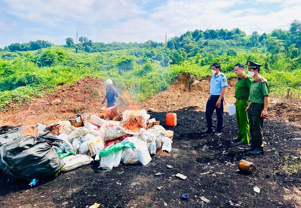 Ảnh 3. Lực lượng chức năng tiêu hủy toàn bộ lô hàng theo đúng quy định của Pháp Luật (2).jpg