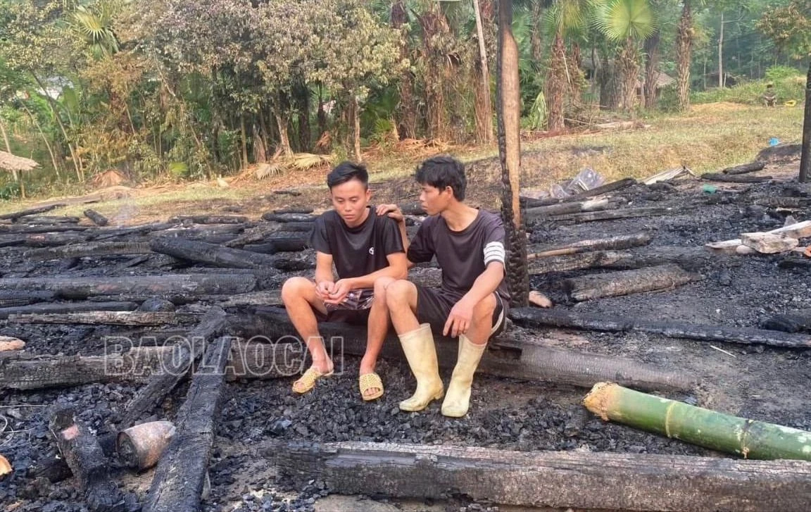 Người dân trong thôn thăm hỏi, động viên gia đình anh Nguyễn Văn Hượng.jpg