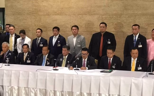 Lãnh đạo Pheu Thai Cholnan Srikaew (ngồi, thứ ba từ phải sang) thông báo về liên minh 11 đảng tại Quốc hội chiều 21/8.