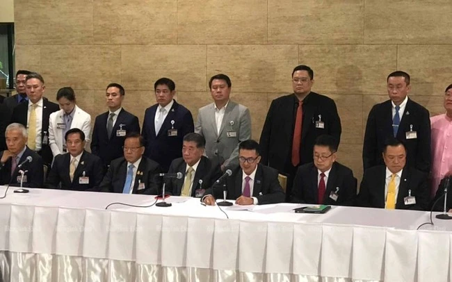 Lãnh đạo Pheu Thai Cholnan Srikaew (ngồi, thứ ba từ phải sang) thông báo về liên minh 11 đảng tại Quốc hội chiều 21/8.