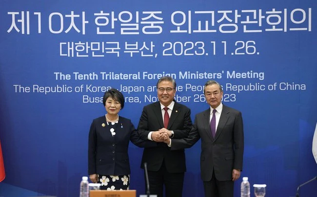 Từ trái sang: Ngoại trưởng Trung Quốc Vương Nghị, phải, Ngoại trưởng Hàn Quốc Park Jin và Ngoại trưởng Nhật Bản Yoko Kamikawa tại cuộc gặp ở Busan, Hàn Quốc, vào ngày 26/11.