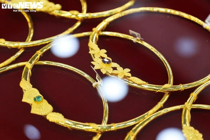 Giá vàng tiếp tục tăng cao.