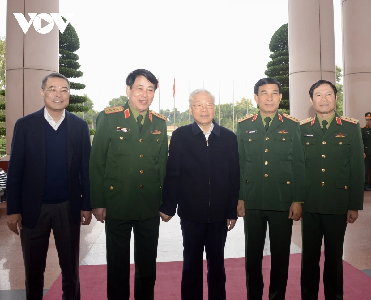 Tổng Bí thư Nguyễn Phú Trọng chụp ảnh cùng các đại biểu dự hội nghị.