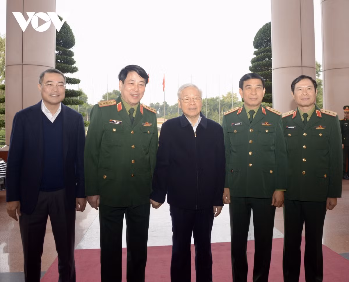 Tổng Bí thư Nguyễn Phú Trọng chụp ảnh cùng các đại biểu dự hội nghị.