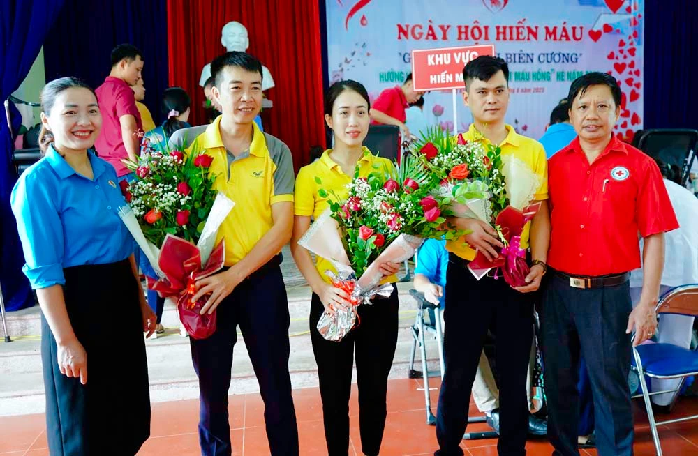 Mường Khương tặng hoa cho các tình nguyện viên 2.jpg