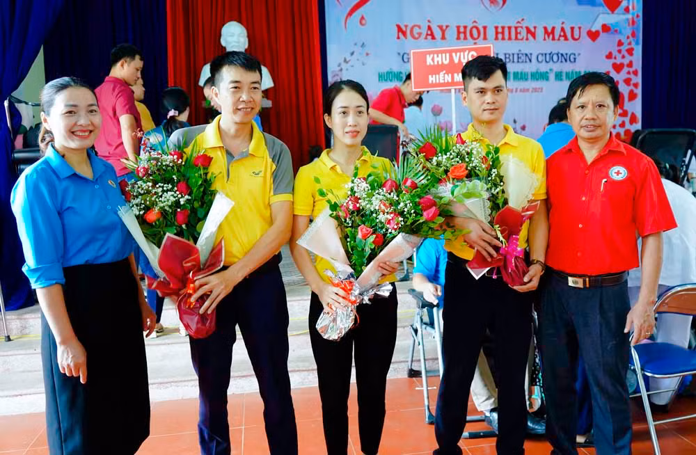 Mường Khương tặng hoa cho các tình nguyện viên 2.jpg